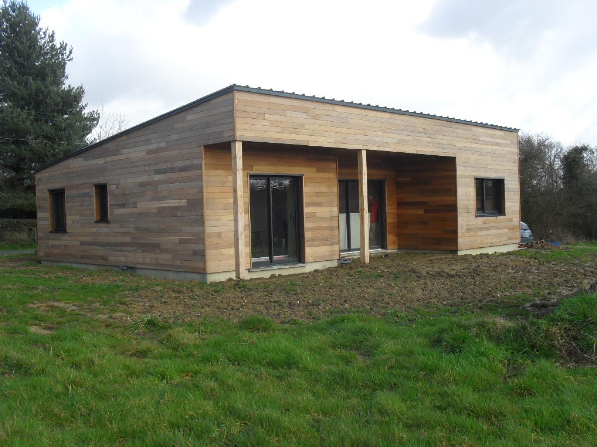 Construction d'une maison ossature bois avec toit plat.