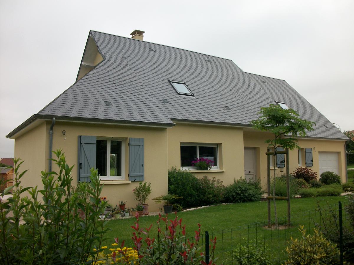 Construction d'une maison traditionnelle avec combles aménagés.